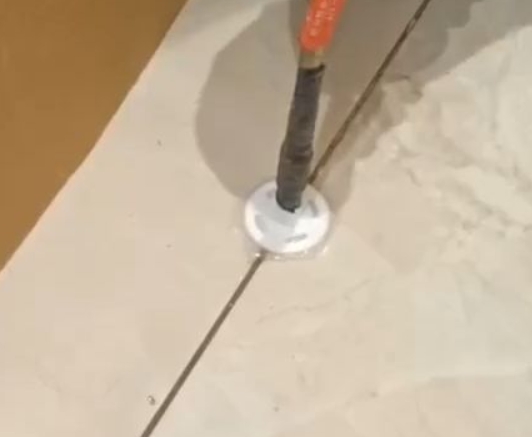 纳溪瓷砖空鼓维修公司专业解答瓷砖在铺贴过程中，如果没有涂抹均匀到位的粘结材料（如水泥砂浆或瓷砖胶），可能会导致以下问题