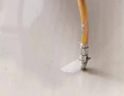 纳溪瓷砖空鼓维修公司专业解答在瓷砖铺贴过程中，如果使用的砂料过粗（如全部使用了粗砂），可能会导致以下问题