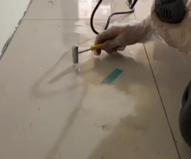 纳溪瓷砖开裂维修公司专业分享瓷砖在铺贴前如果没有沥干水分，将会导致以下问题